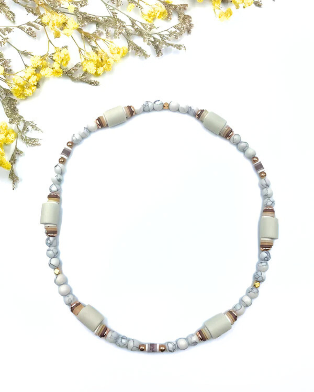 Zeckenhalsband EM Keramik mit Magnesit, Katsukiperlen und rosegoldene Metallelementen