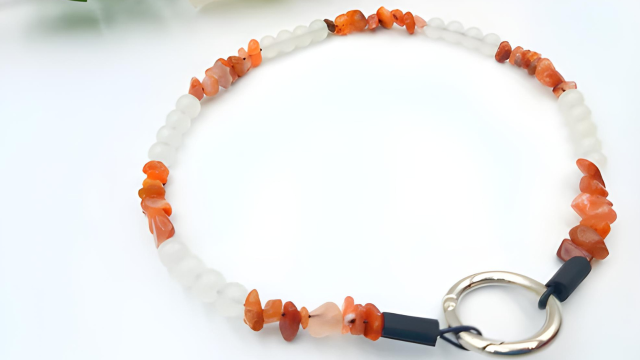 Gemstone chip necklace made of carnelian and jade