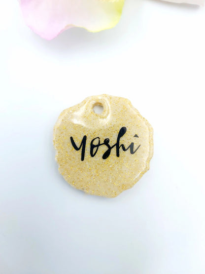 Personalizable dog tag with glitter gold