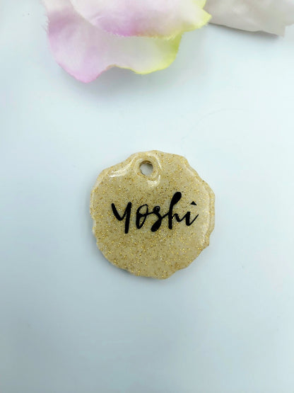 Personalizable dog tag with glitter gold